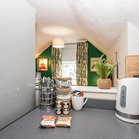 5c Queen Street Apartment *